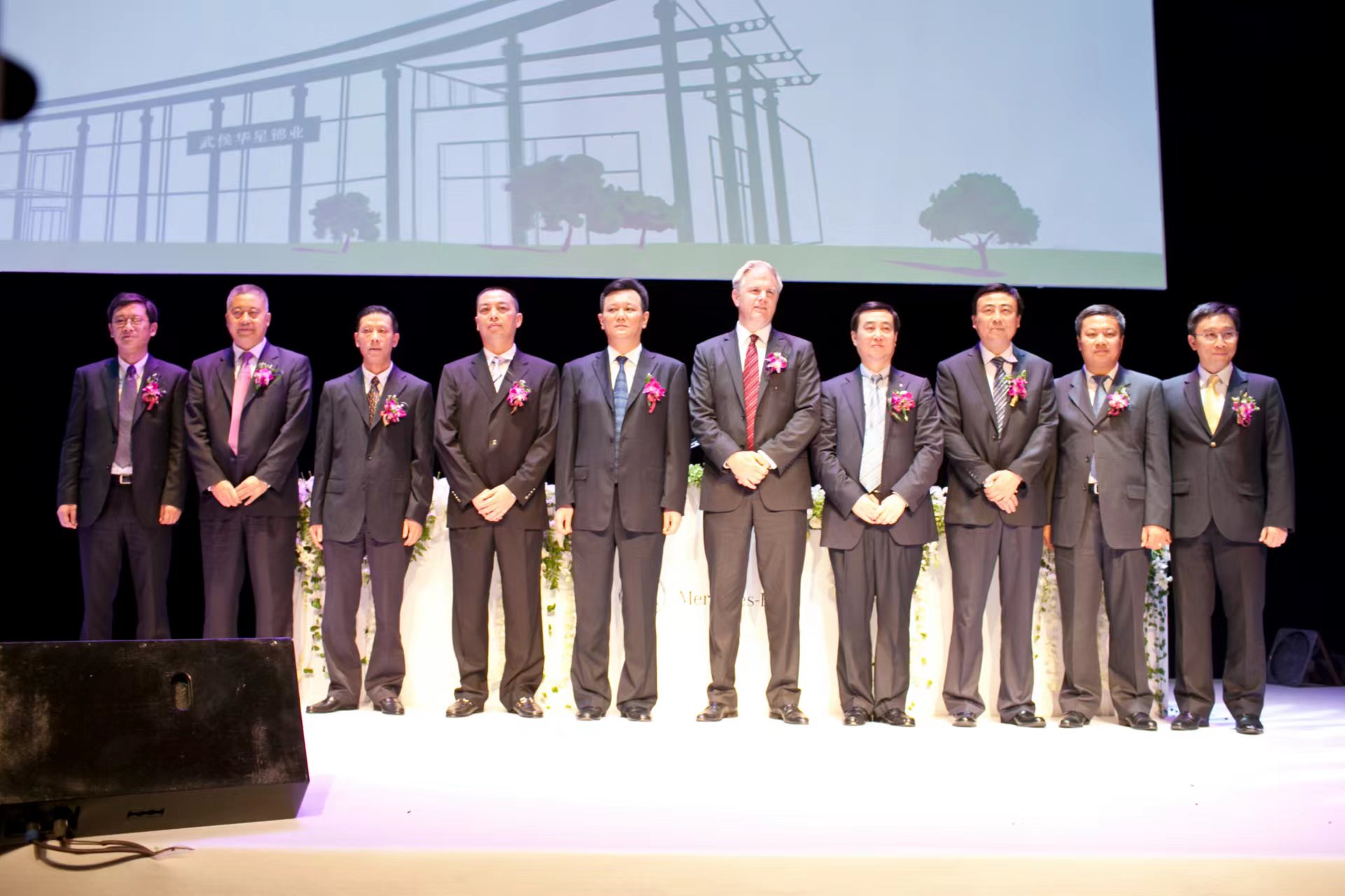 "四川华星汽车集团董事长杨桦先生说,"同时,武侯华星锦业生态公园亦是